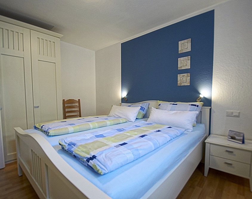 Schlafzimmer mit Doppelbett – FeWo Alte Liebe auf Juist – Urlaub/Ferien auf der Insel